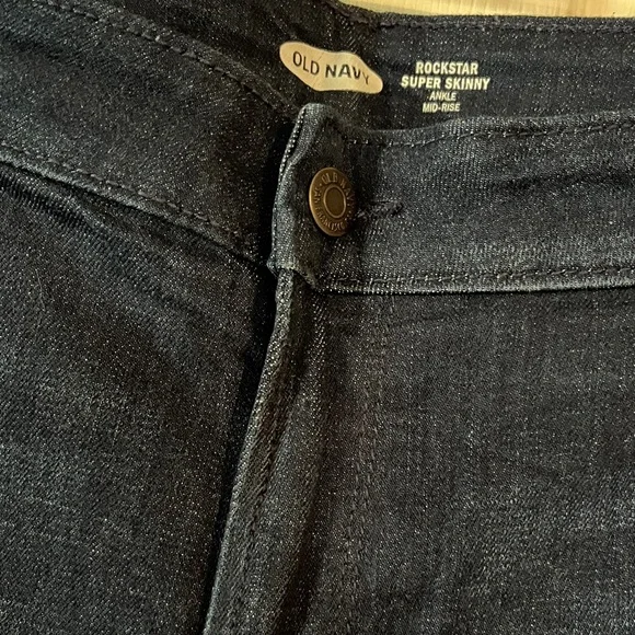 Old Navy Women's Deep Indigo Plus Size Skinny Jeans - Picture 5 of 10